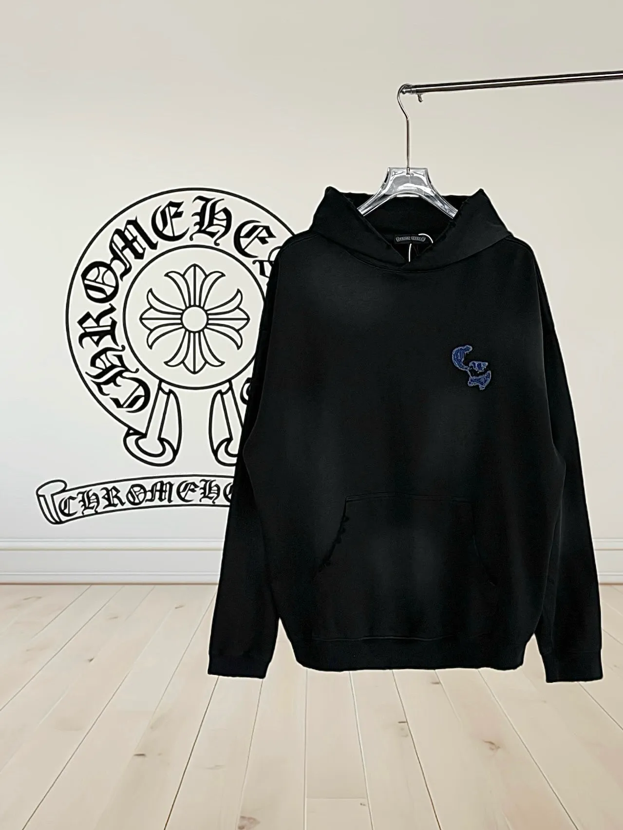 P340 [Higher version] Chrome Hearts*Chrome heart patch embroidered horseshoe logo‼ ️Hooded sweatshirt *Made of 430g pure cotton sweatshirt fabric with double yarns. The fabric is woven with double yarns and twisted together. The strength is 40% higher than that of single yarns, forming a three-dimensional texture similar to the texture of tripe. It not only maintains the moisture absorption and breathability of pure cotton, but also achieves "softness and not collapse" through double yarn thickening. The whole strip of Maliu scanning spray technology uses the washing process to produce a natural fading effect in parts, and the os version has a more lazy and loose feeling. *Laser burnt patch embroidery➕Frayed process: micro-label on the chest patch, large logo horseshoe pattern on the back, heavy laser burnt three-dimensional patch embroidery pattern design, washed and frayed, and the overall garment presents a lazy style. *Whether it is daily outings or sports and fitness, you can show your trendy attitude and become the focus of the street. Same style for men and women 𝐂𝐎𝐋𝐎𝐔𝐑: white, blue, black 𝐒𝐈𝐙𝐄: S-XL